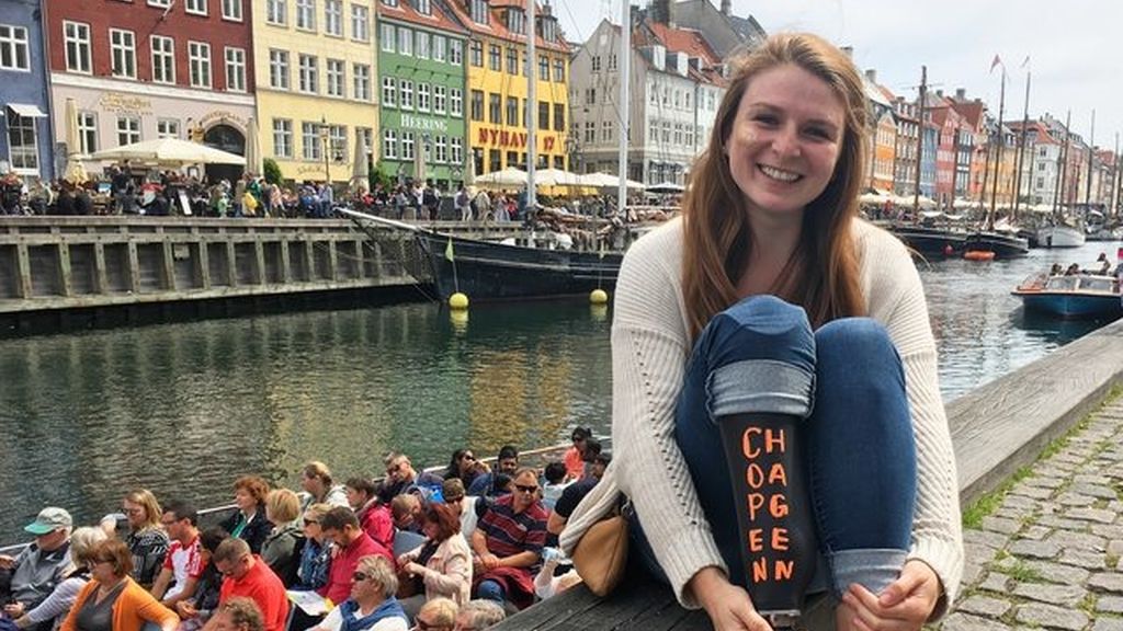 La pierna ortopédica de esta joven es la protagonista de todos sus viajes