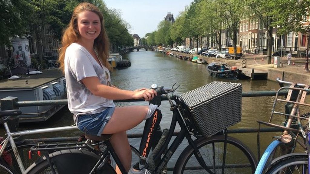 La pierna ortopédica de esta joven es la protagonista de todos sus viajes