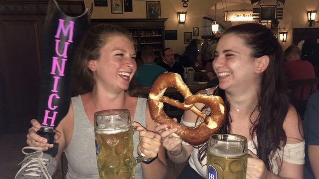 La pierna ortopédica de esta joven es la protagonista de todos sus viajes