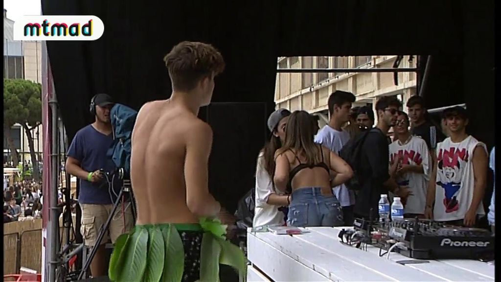 Dulceida ha terminado su DJ set y no ha dudado en darle un beso a su esposa Alba Paúl