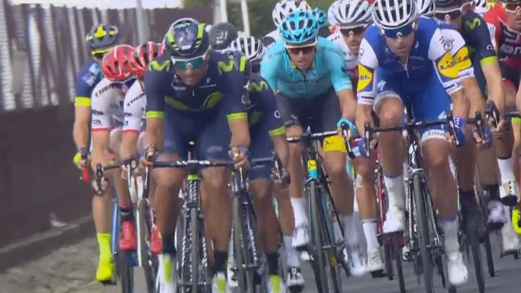 Le hacen un calvo a Castroviejo en el Tour y le lanza agua desde la bicicleta