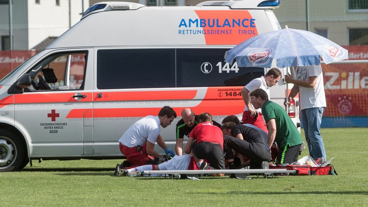 Un jugador del Ajax se desmaya en medio de un partido debido a una arritmia cardiaca Un jugador del Ajax se desmaya en medio de un partido debido a una arritmia cardiaca