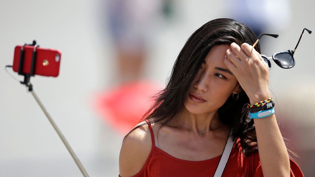 Joven se toma un 'selfie' en el Vaticano