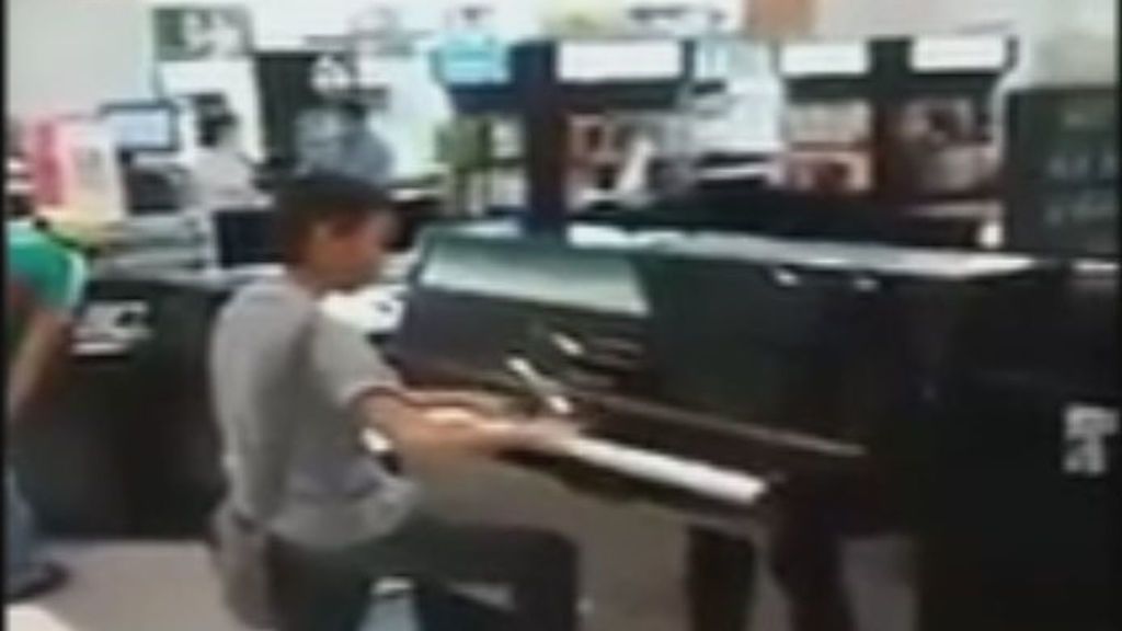 Un centro comercial busca a un niño virtuoso del piano por un vídeo viral