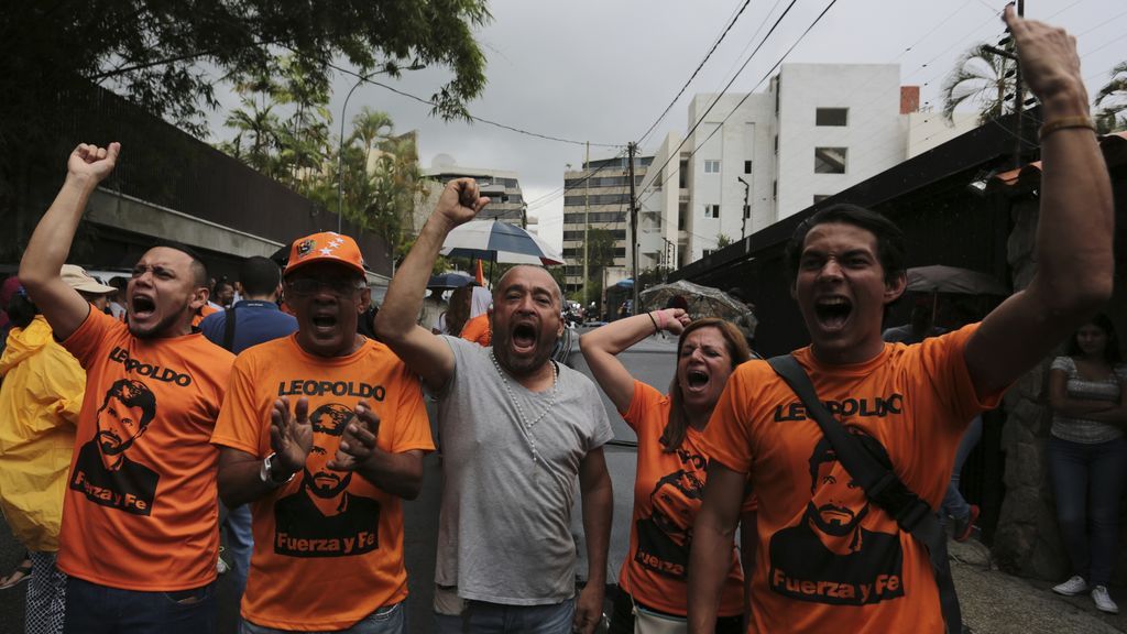 La oposición venezolana intensifica su lucha tras el arresto domiciliario de Leopoldo López