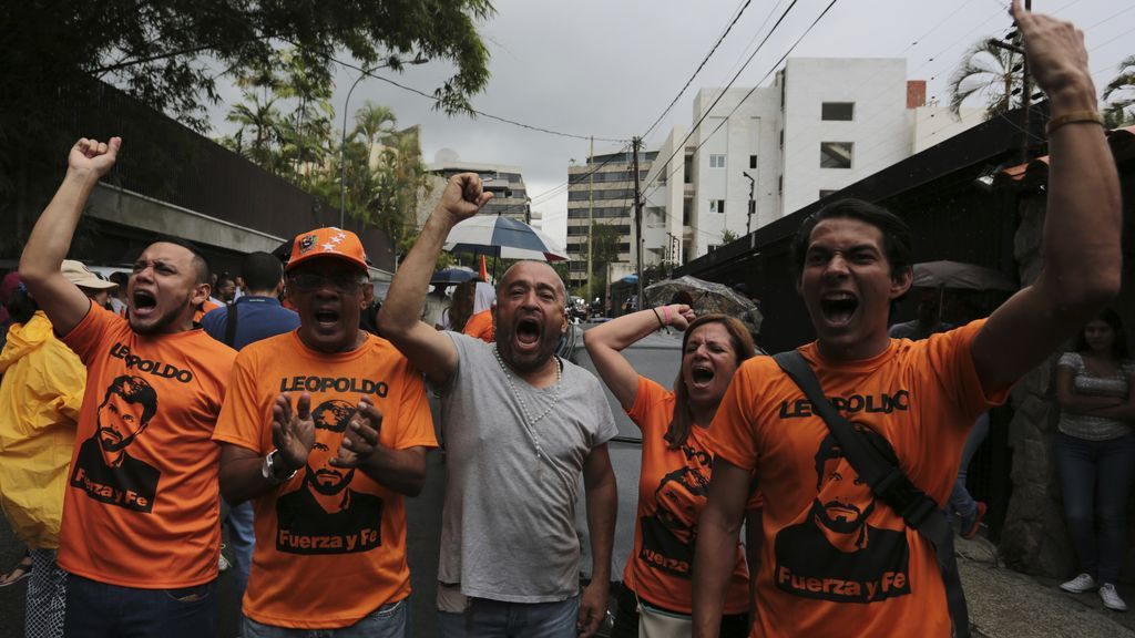 La oposición venezolana intensifica su lucha tras el arresto domiciliario de Leopoldo López