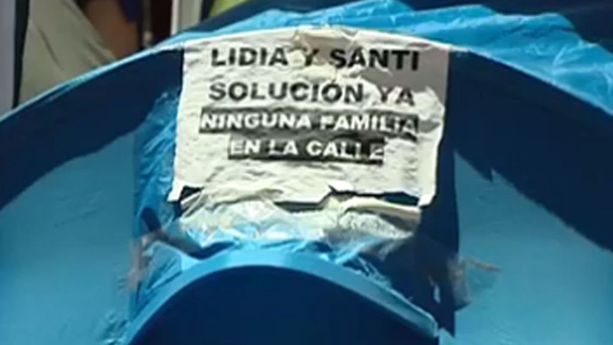 Una familia desahuciada acampa frente a la Junta de Carabanchel con cuatro menores desde hace 20 días