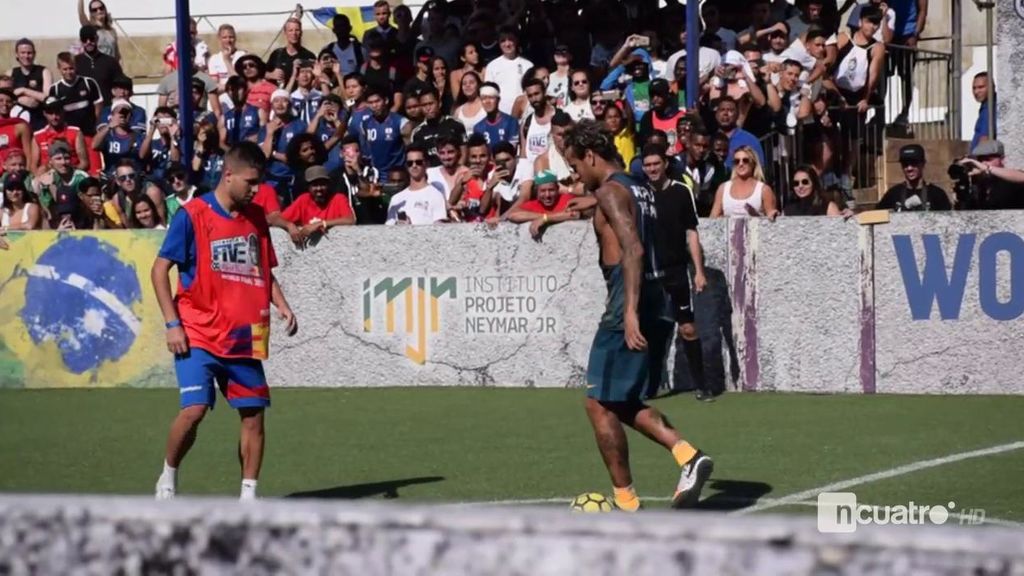 ¡Bailando en su cara! El vacile de Neymar a un chico en un partido amistoso