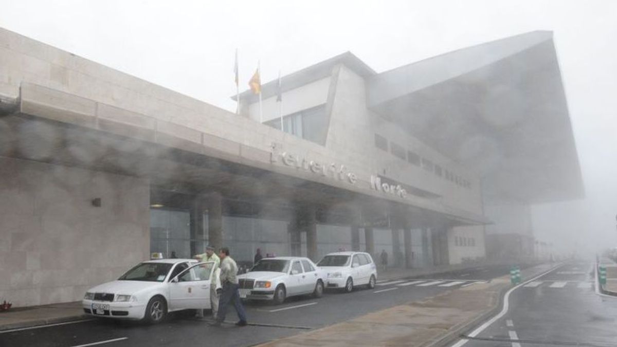 Roba un taxi con un bebé dentro en el aeropuerto Tenerife Norte