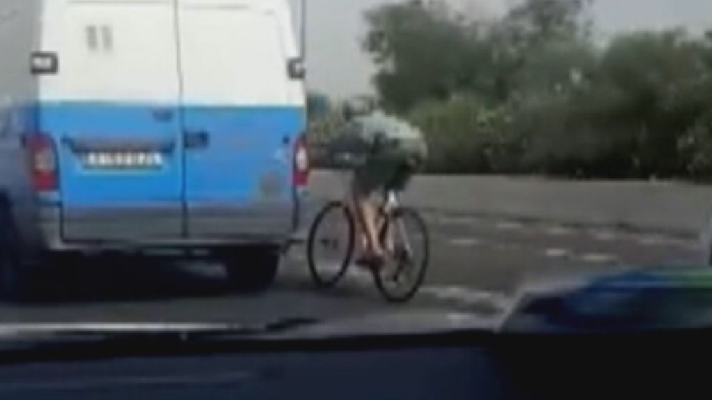 Un ciclista iba con chanclas, sin casco y agarrado a una furgoneta a 100 kilómetros por hora