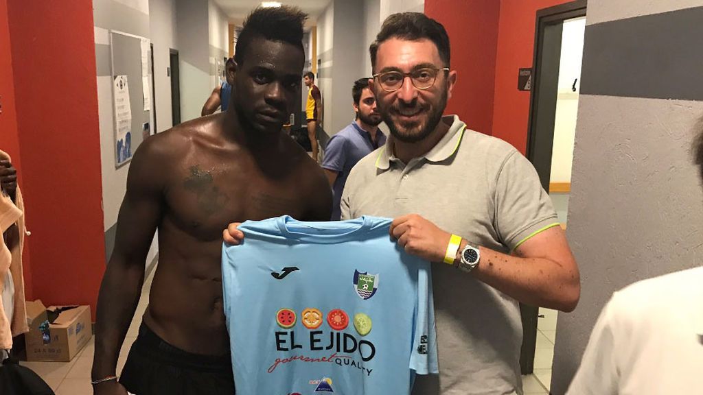 ¡Bombazo! El futbolista Mario Balotelli ‘ficha’ por… ¡El CD El Ejido!