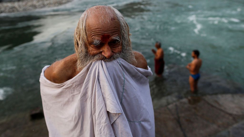 Río Ganges en Devprayag, la India
