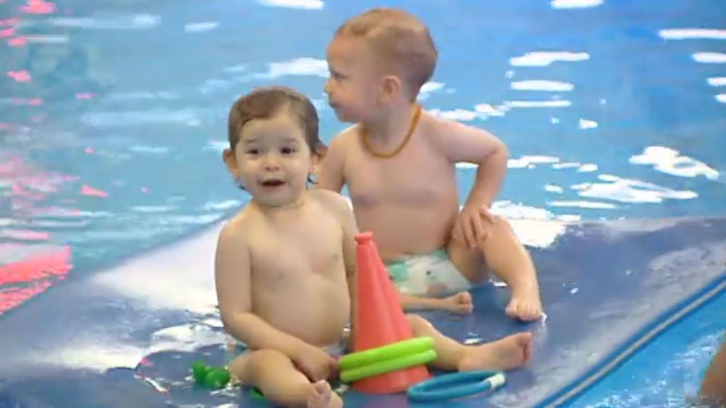 ¿Podemos enseñar a nuestros bebés a flotar en el agua cuando ni siquiera saben hablar?