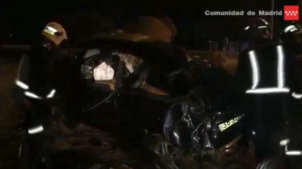 Dos muertos al salirse de la vía y chocar contra una rotonda en San Sebastián de los Reyes (Madrid)