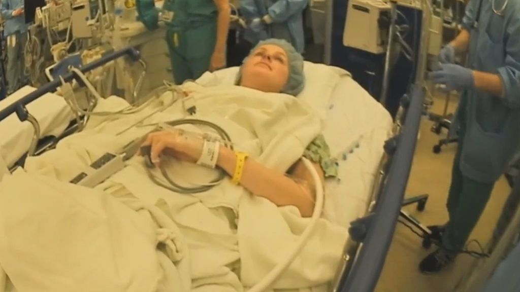 Una bloguera graba su operación para extirparle un tumor cerebral y la Red aplaude su valentía