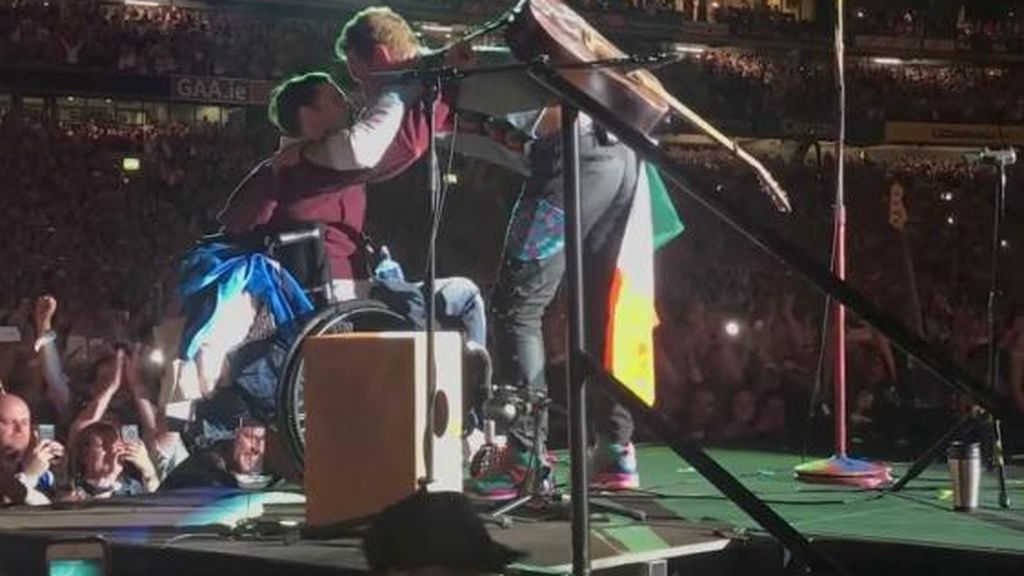 Un fan en silla de ruedas de Coldplay cumple su sueño y toca junto a la banda