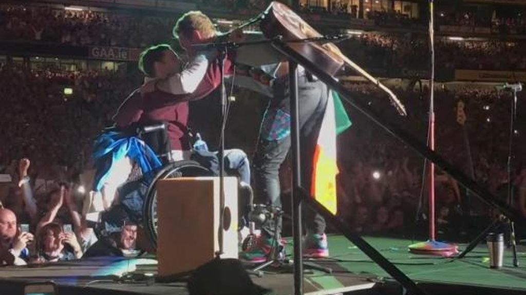 Un fan en silla de ruedas de Coldplay cumple su sueño y toca junto a la banda