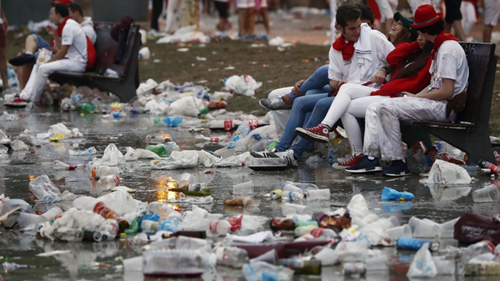 Toneladas de basura inundan las calles de Pamplona cada noche en Sanfermines