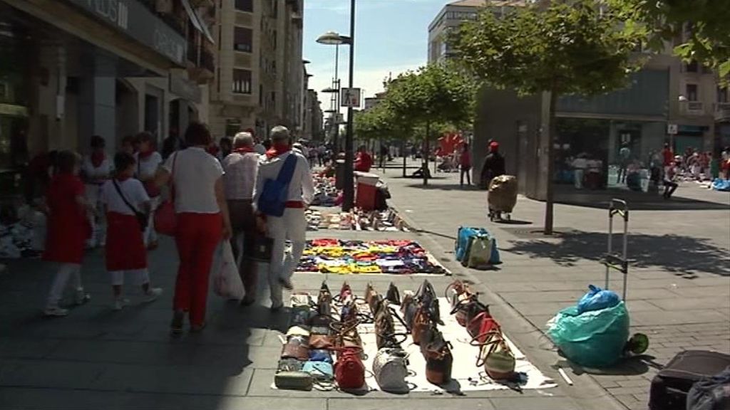 El top manta embiste a los comerciantes en San Fermín