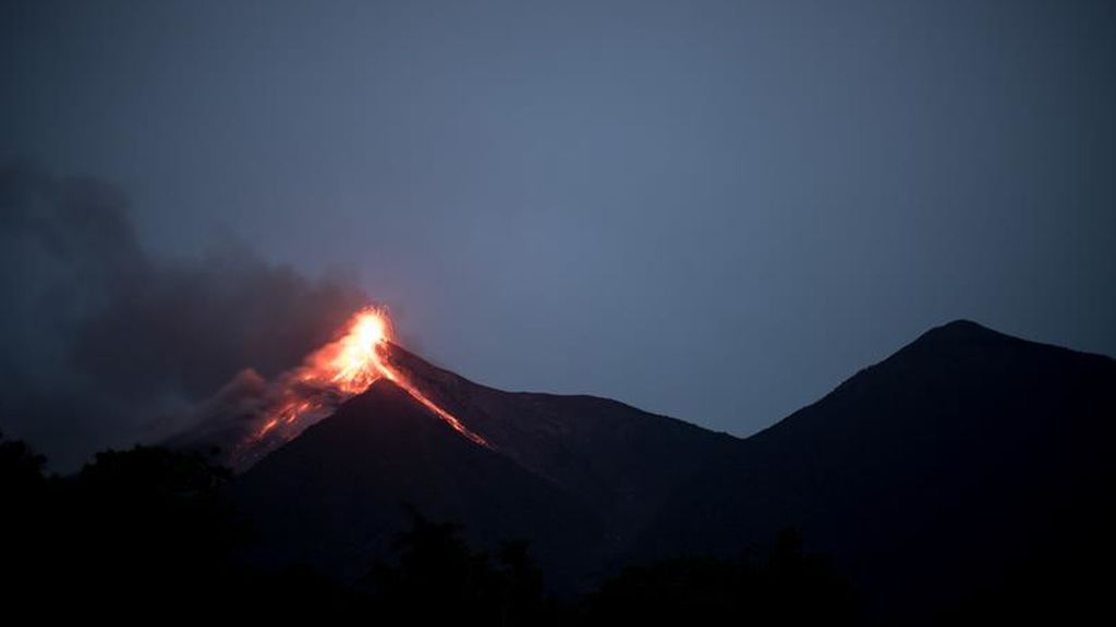 El volcán guatemalteco de Fuego inicia su sexta erupción del año