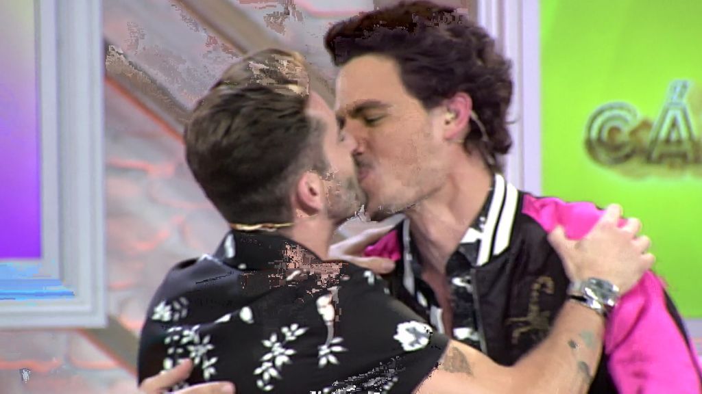 ¡Habemus beso entre Pelayo y Juan!