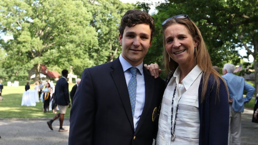 Las fotos de la graduación de Froilán (sus padres no posan juntos)