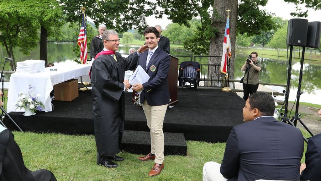 Las fotos de la graduación de Froilán (sus padres no posan juntos)