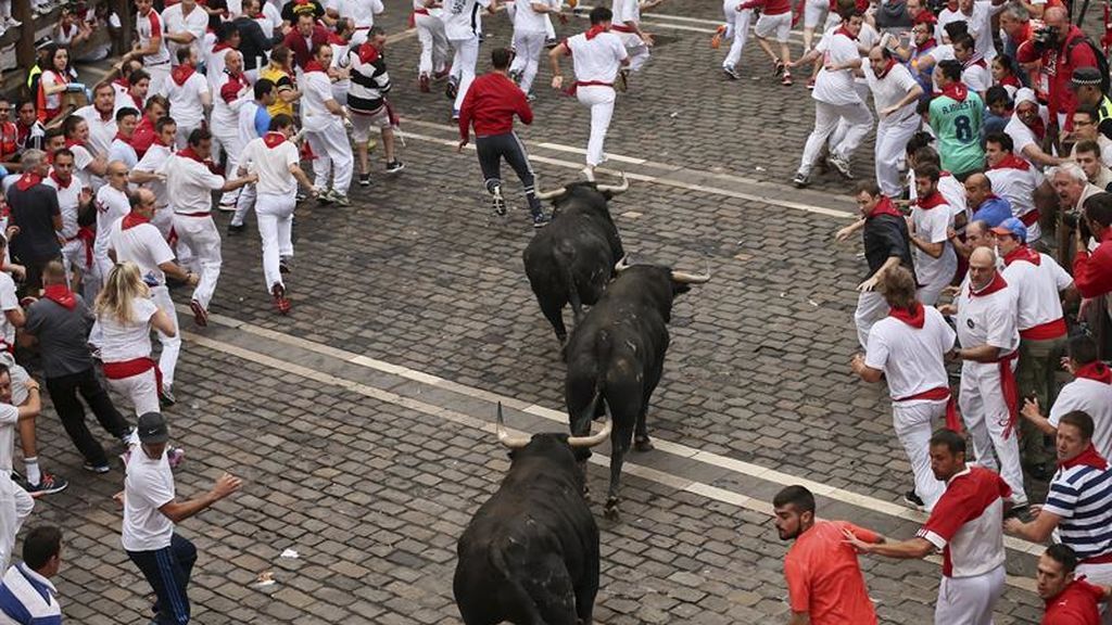 Los veloces toros de Jandilla corren un bonito encierro sin heridos de asta