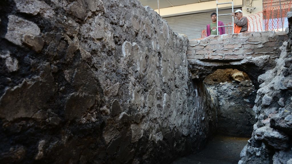 Arqueólogos hallan restos de edificio ceremonial azteca en Ciudad de México