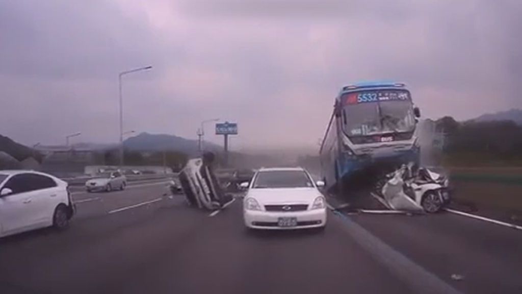 Un autobús aplasta a varios coches en un impactante accidente