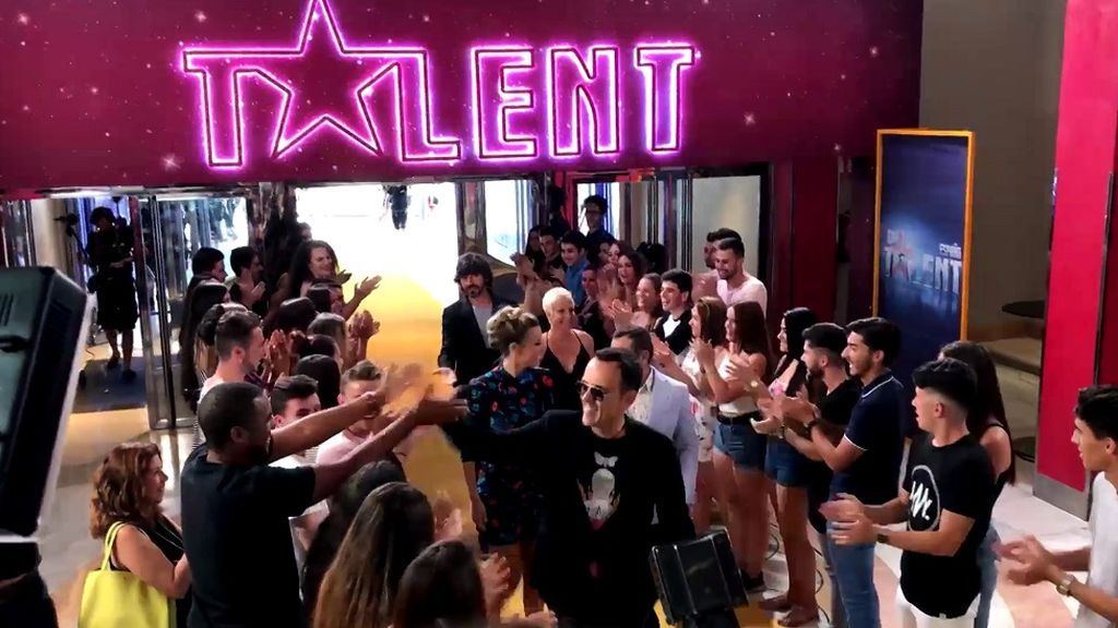 Locura fan en la alfombra roja de 'Got Talent 3' para recibir a Santi Millán y el jurado