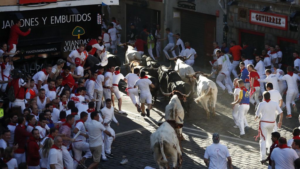 Sexto encierro violento y rápido