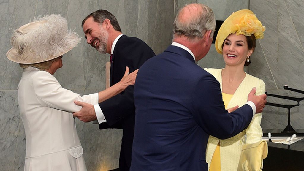 Letizia, con un sombrero a lo Isabel II en la visita oficial a Isabel II