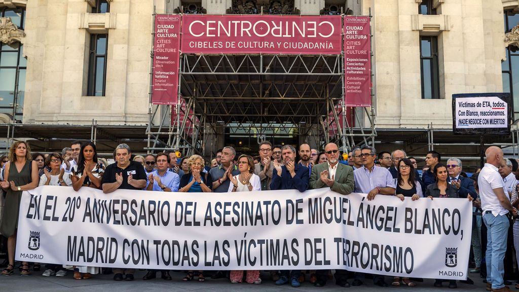 Del homenaje al abucheo por la polémica pancarta de Miguel Ángel Blanco