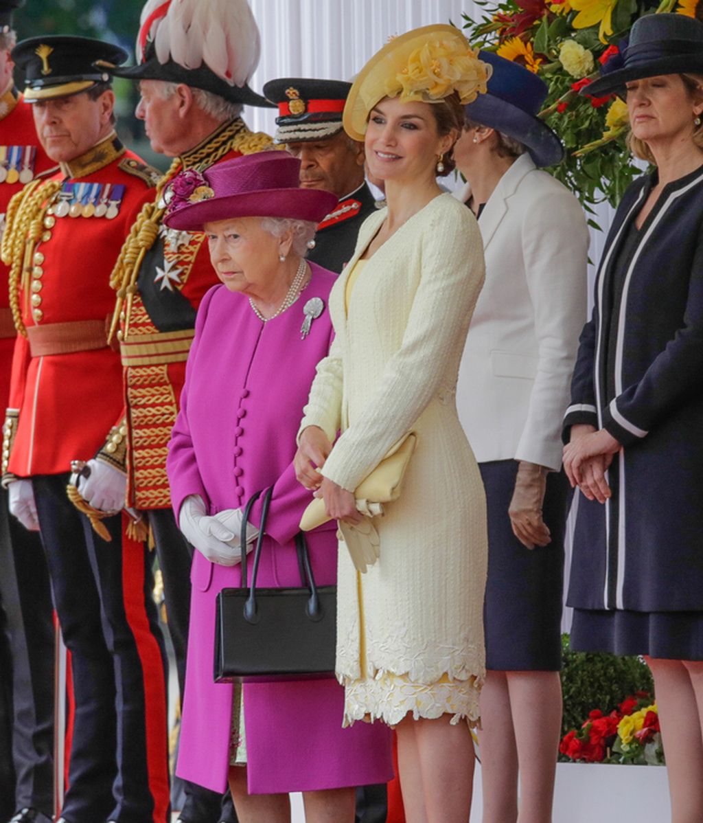 Isabel, de púpura, y Letizia, con vestido y abrigo de tweed amarillos