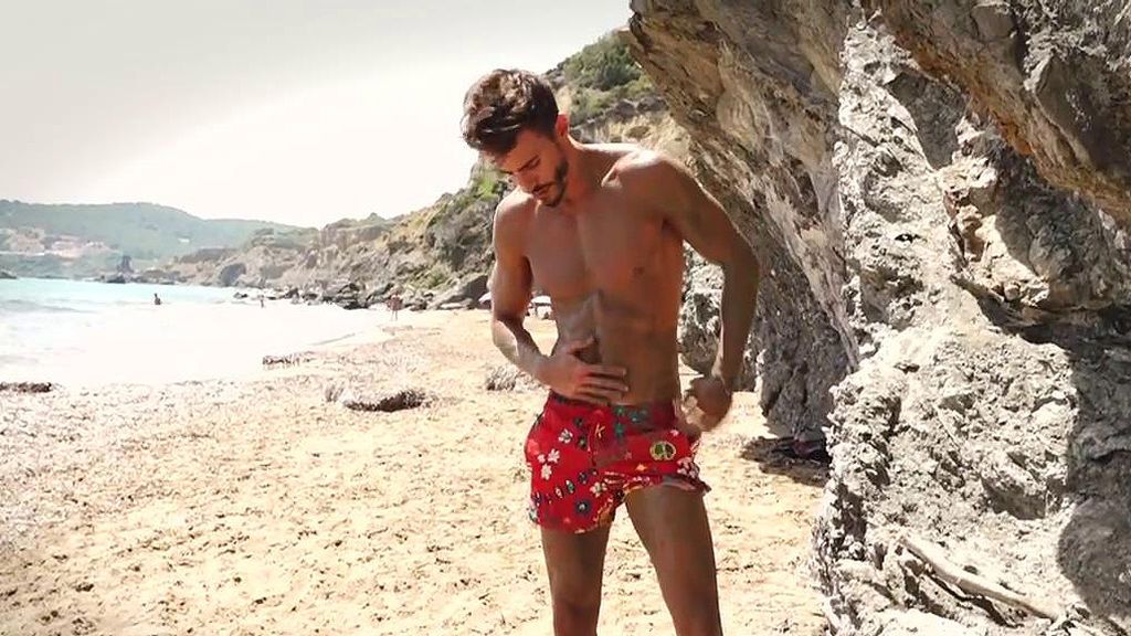 Marco Ferri se embadurna de barro en una famosa playa de Ibiza