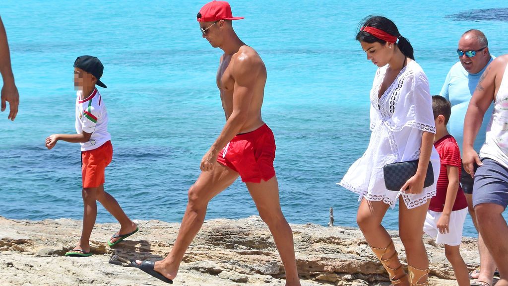 Ronaldo y Georgina: en Formentera, de la mano, con Cristiano Jr, sin los mellizos, y sin acallar rumores