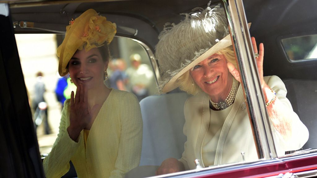 Letizia, con un sombrero a lo Isabel II en la visita oficial a Isabel II