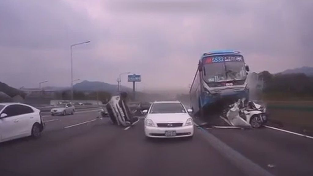 Un autobús aplasta a varios coches en un impactante accidente