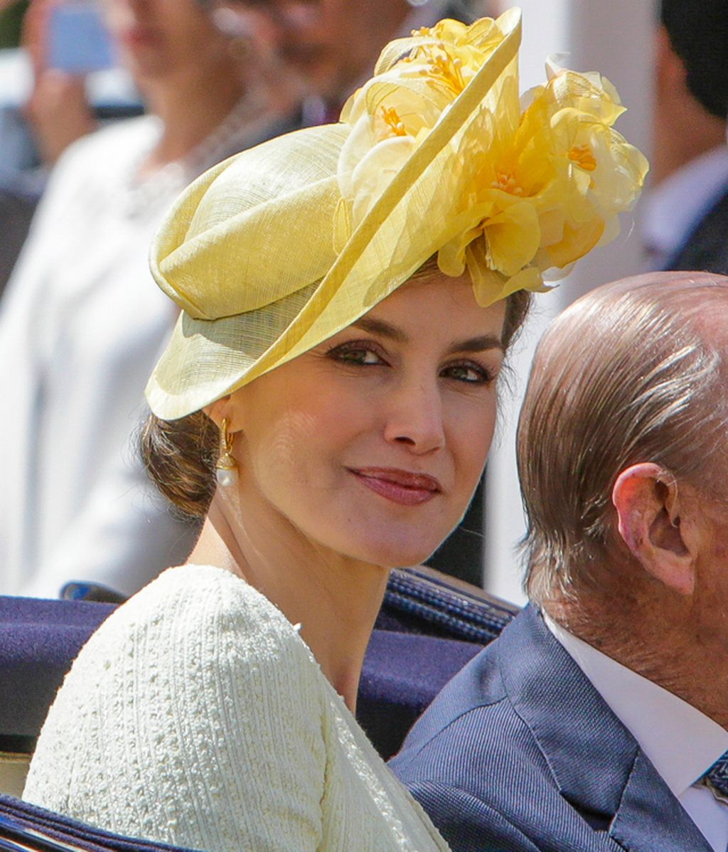 El tocado, también amarillo, de María Nieto