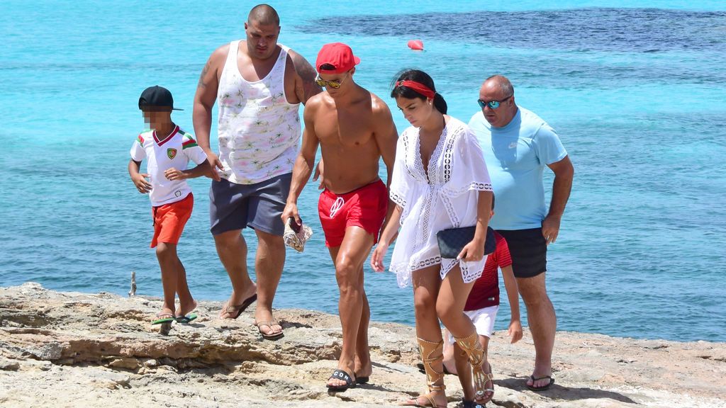 Ronaldo y Georgina: en Formentera, de la mano, con Cristiano Jr, sin los mellizos, y sin acallar rumores