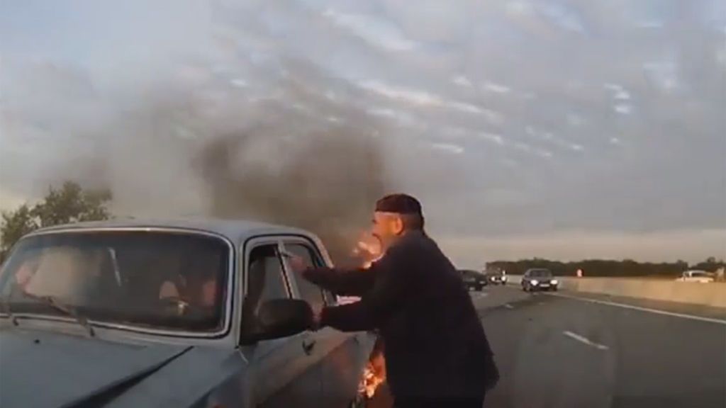 Rescate 'in extremis' a los ocupantes de un coche envuelto en llamas
