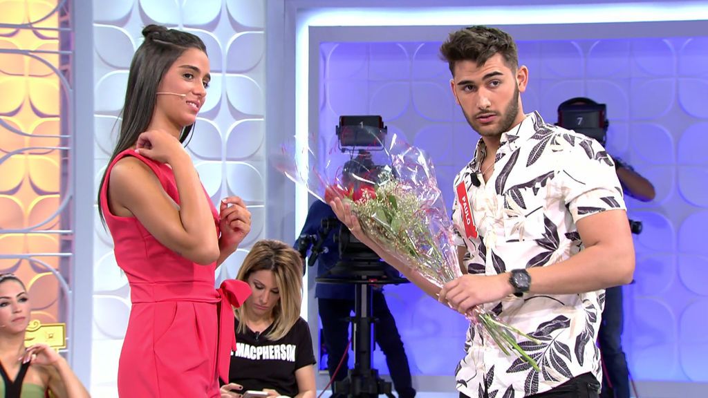 Paulo le regala a Claudia un ramo de rosas con mensaje