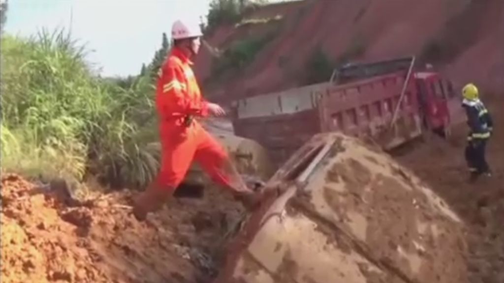 Un desprendimiento de tierra en China deja ocho coches enterrados en lodo