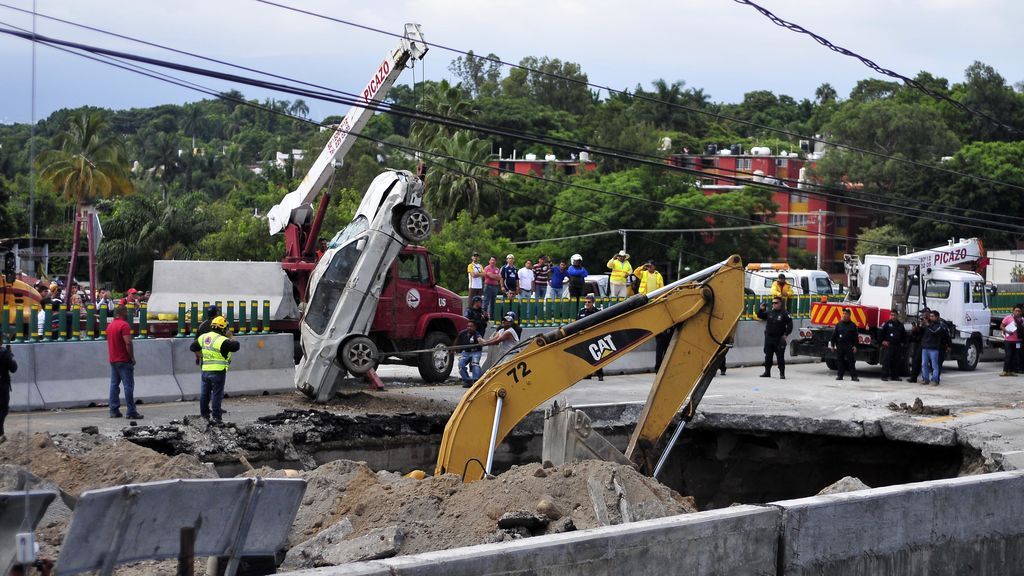 Sacan un coche con sus dos pasajeros muertos tras caer en un socavón en México