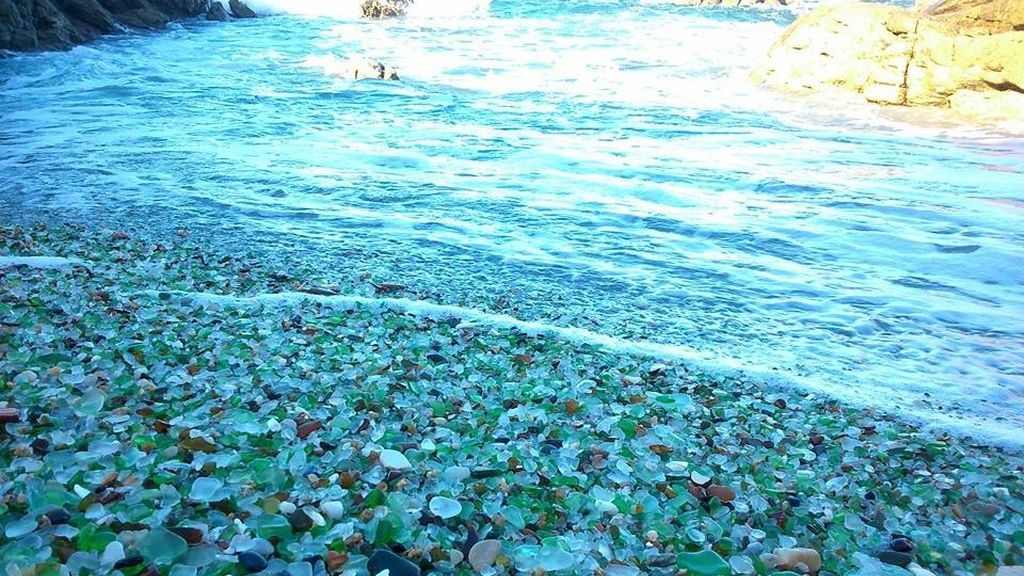 Todos los colores en la Playa de los cristales de Laxe, en Galicia