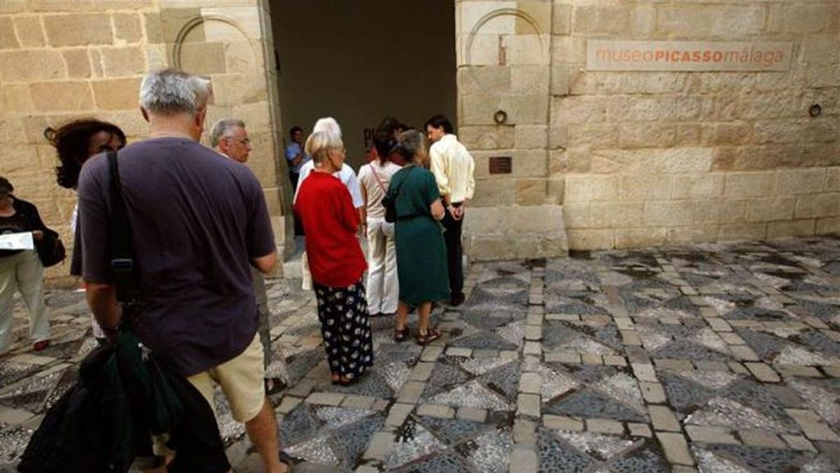 Rescatan un menor al que sus abuelos habían dejado en el coche para ir a ver el Museo Picasso en Málaga