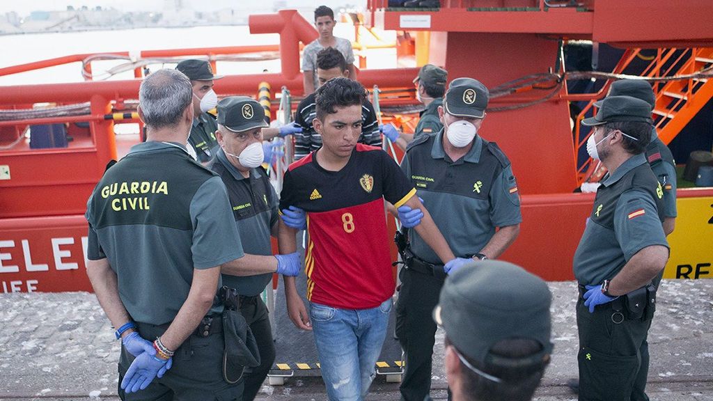 Rescatan a 64 personas en cuatro pateras en el mar de Alborán