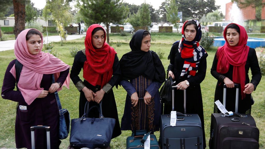 Afganas esperan sus visas de la Embajada de los EEUU en Kabul