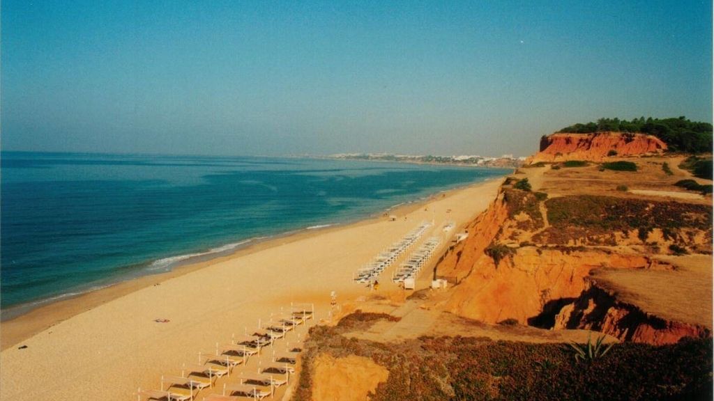 Los naranjas de la Playa de Falésia en el Algarve, Portugal
